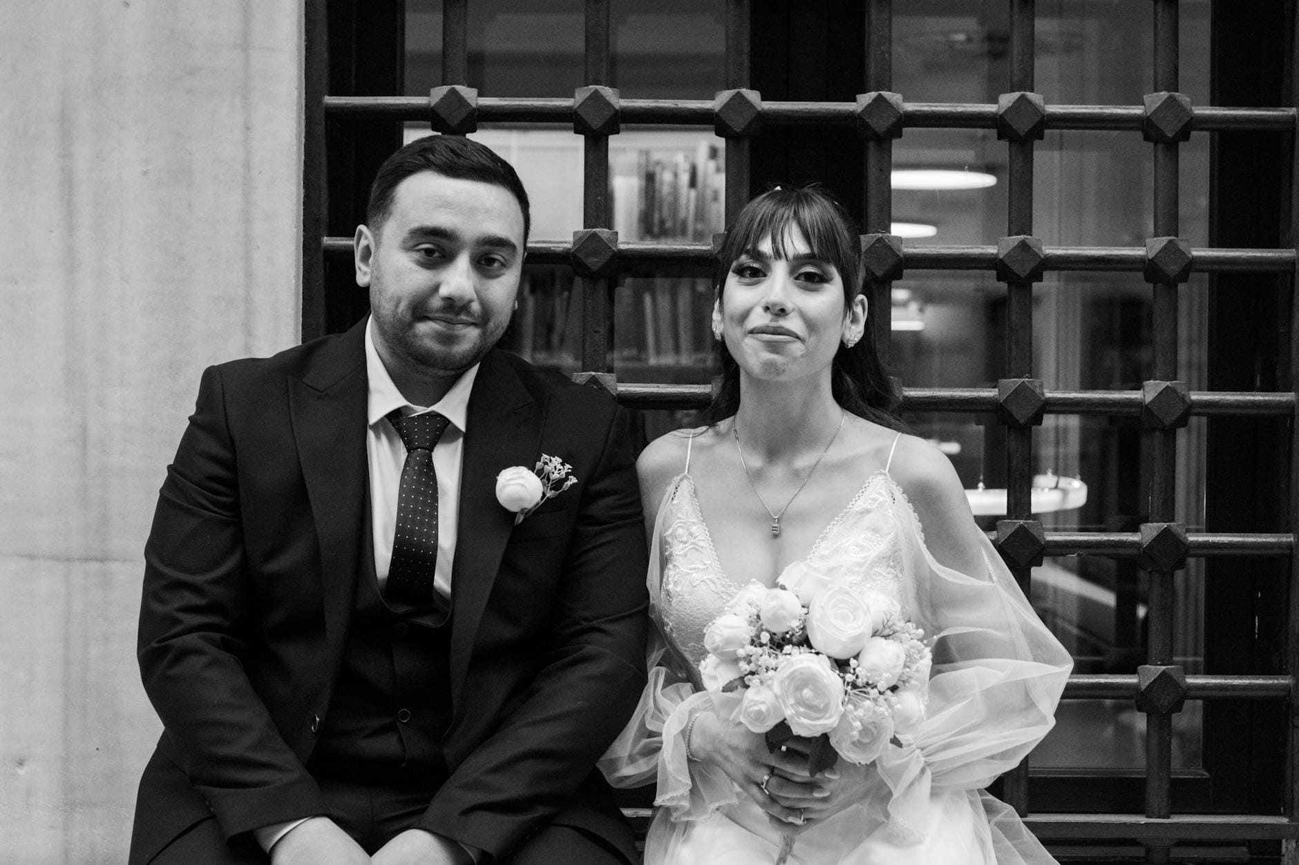 Czarno-białe portretowe ujęcie pary młodej siedzącej razem