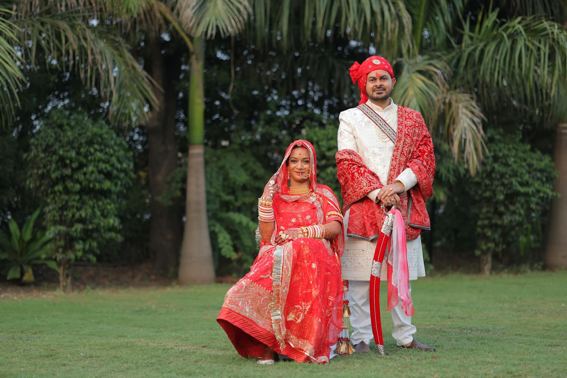 Para młoda w tradycyjnych indyjskich strojach podczas pleneru ślubnego