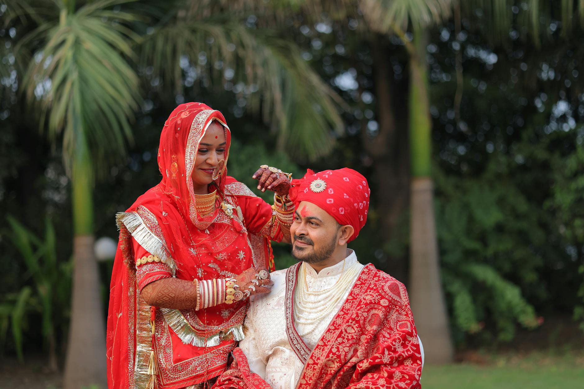 Para młoda z Indii w tradycyjnych strojach podczas pleneru ślubnego