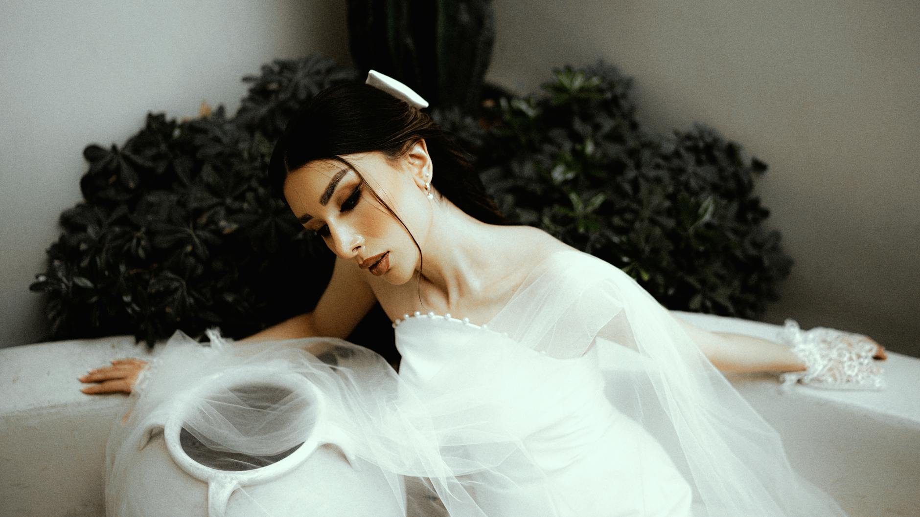 Spokojna panna młoda w białej sukni w miękkim, analogowym świetle